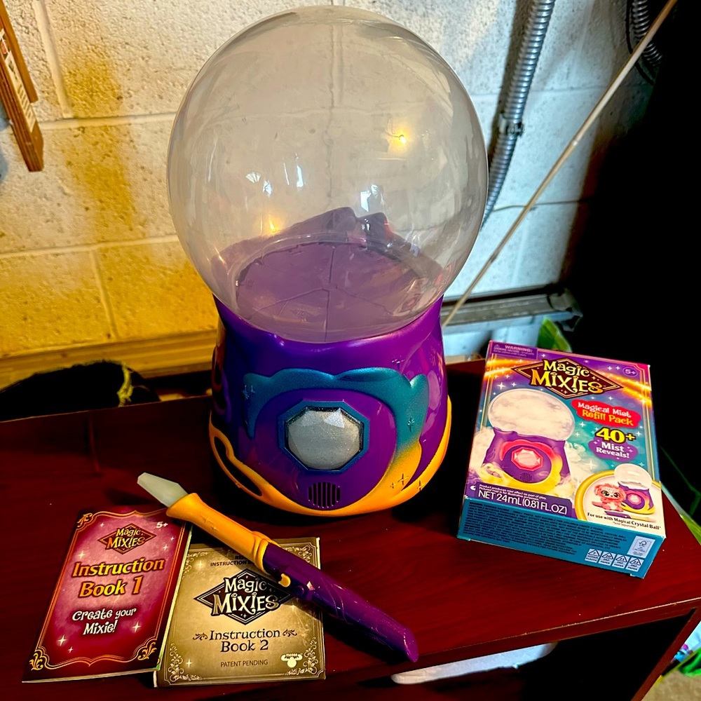 Magic Mixies magical misting crystal ball
